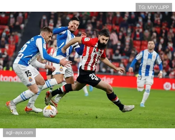 毕尔巴鄂竞技球迷狂热助威，球队强势冲击西甲冠军