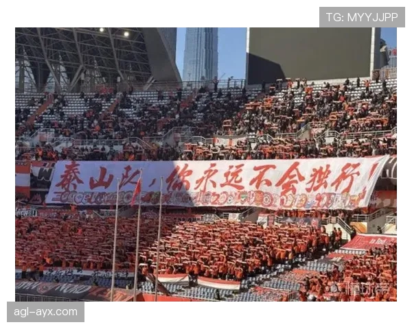 济南球迷热情助威,山东泰山主场迎战强敌士气高涨 济南球迷热情助威,山东泰山主场迎战强敌士气高涨