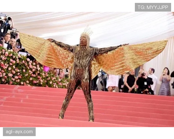 小威衣柜到底藏了多少名牌，出门像办红毯，家里却比我宿舍还简陋？